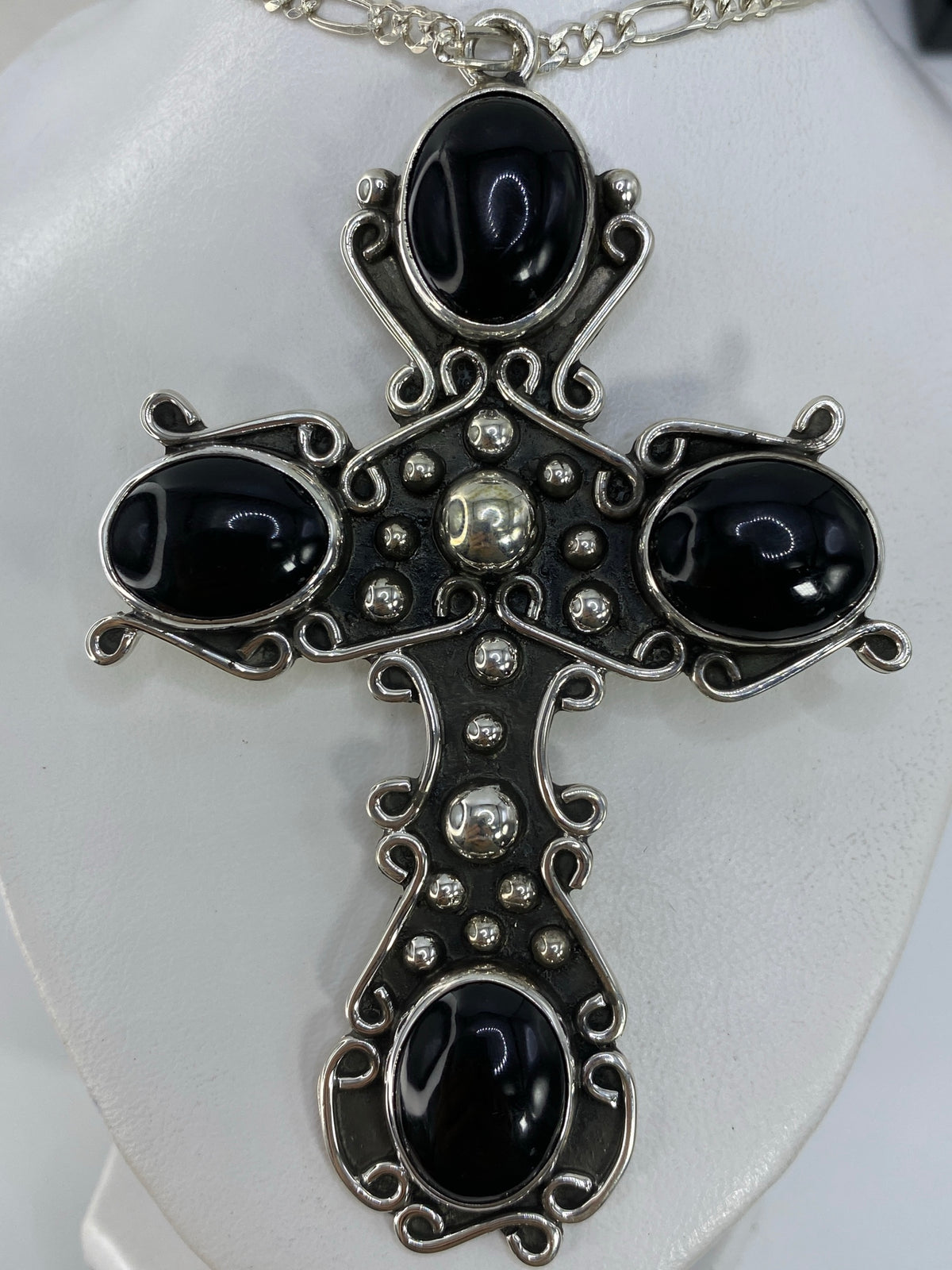Detalle de los cuatro cabujones de ónix engastados en los brazos de la cruz