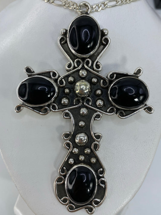 Detalle de los cuatro cabujones de ónix engastados en los brazos de la cruz