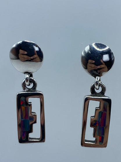 Par de aretes de plata con ópalo de fuego azul, sobre fondo blanco