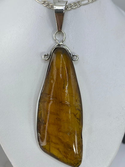 Dije de plata 950 con piedra engastada, forma alargada, 8.8 cm de largo
