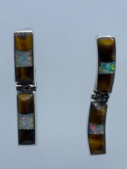 Par de aretes de plata 950 con Ópalo de Fuego multicolor, largo 2.8 cm, postes de plata vistos en vertical