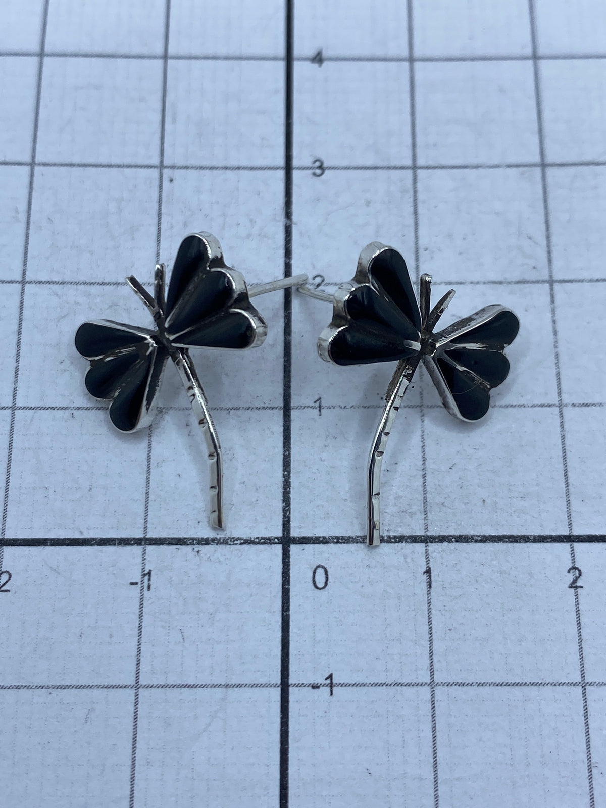 Aretes sobre fondo neutro mostrando el Quinto 925
