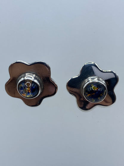 Aretes de plata 925 de Taxco, detalle del diseño en flor