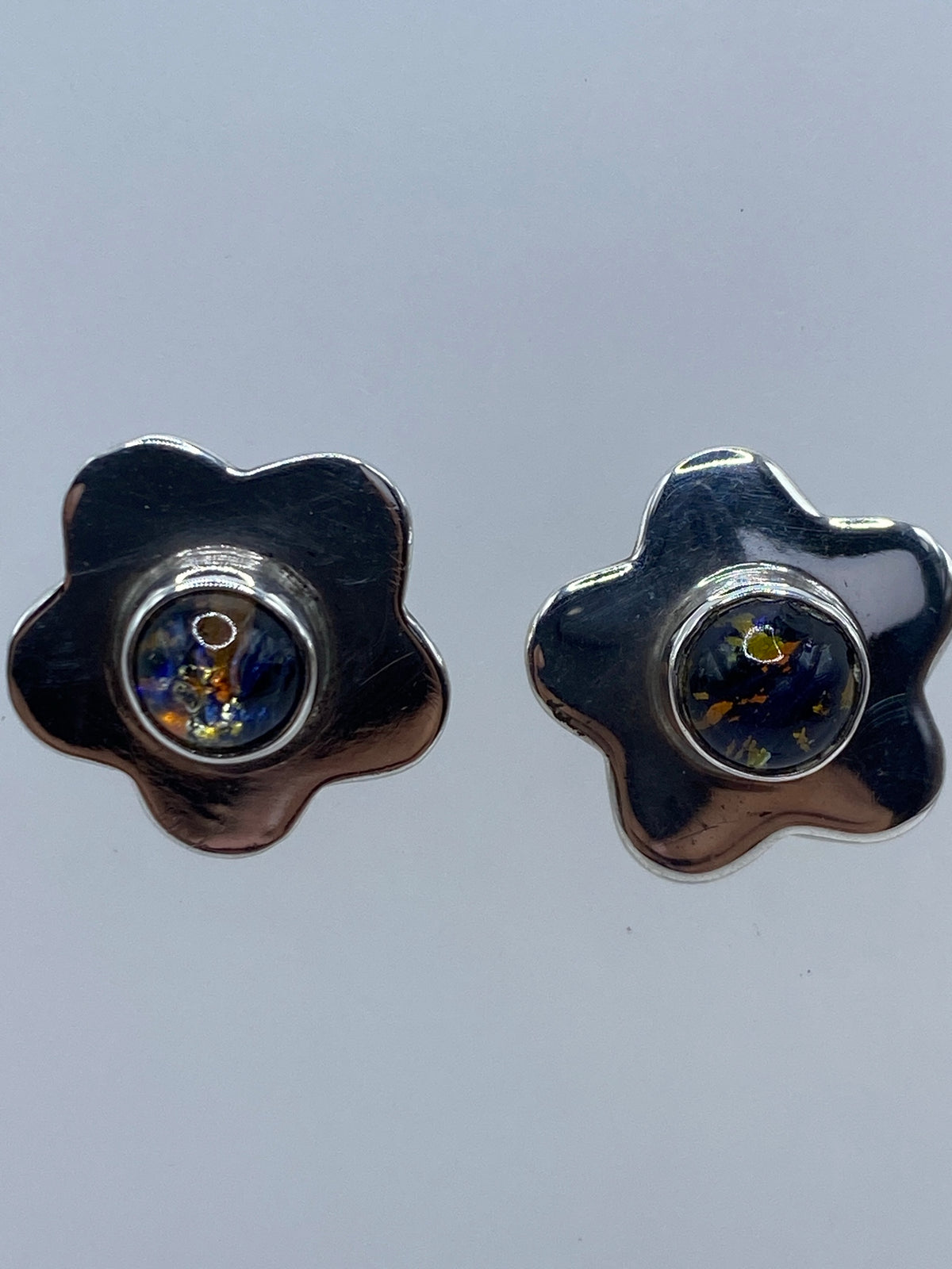 Aretes pequeños colocados en escala métrica mostrando 1.2 cm