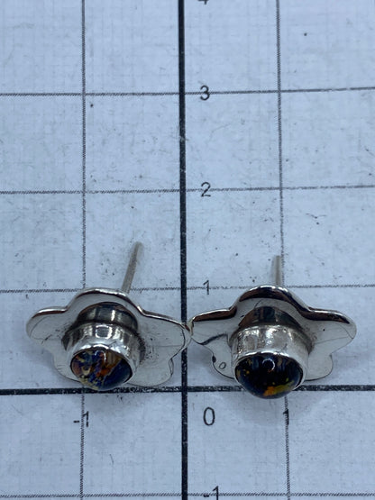 Aretes de fundición de plata en vista lateral con poste y mariposa
