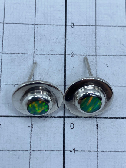 Aretes en la oreja, mostrando el tamaño real y el brillo del ópalo