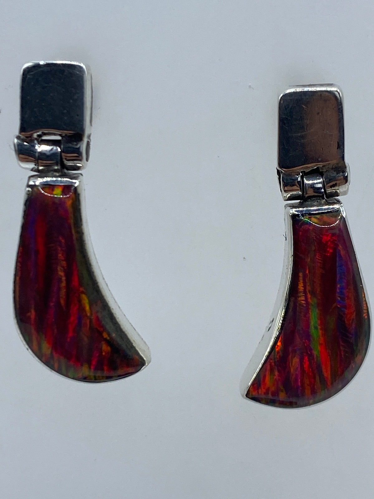 Par de aretes de plata 950 con ópalo de fuego multicolor, rojo-naranja-amarillo, sobre fondo blanco