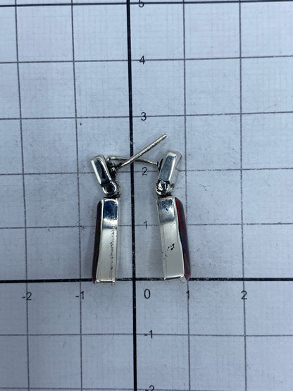Aretes colocados lado a lado en regla de medida, largo 2.3 cm
