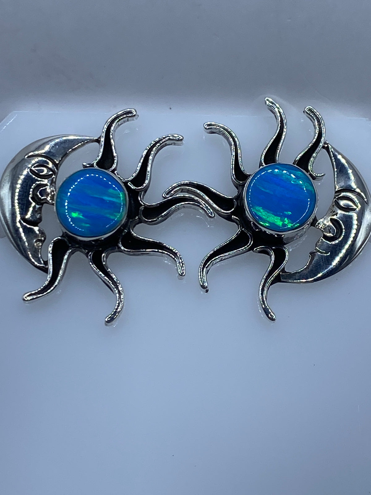 Par de aretes de plata 925 con Ópalo de Fuego azul cielo engastado a mano, sobre fondo blanco