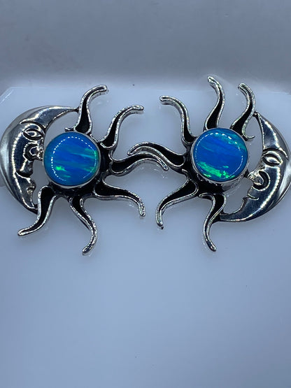 Par de aretes de plata 925 con Ópalo de Fuego azul cielo engastado a mano, sobre fondo blanco