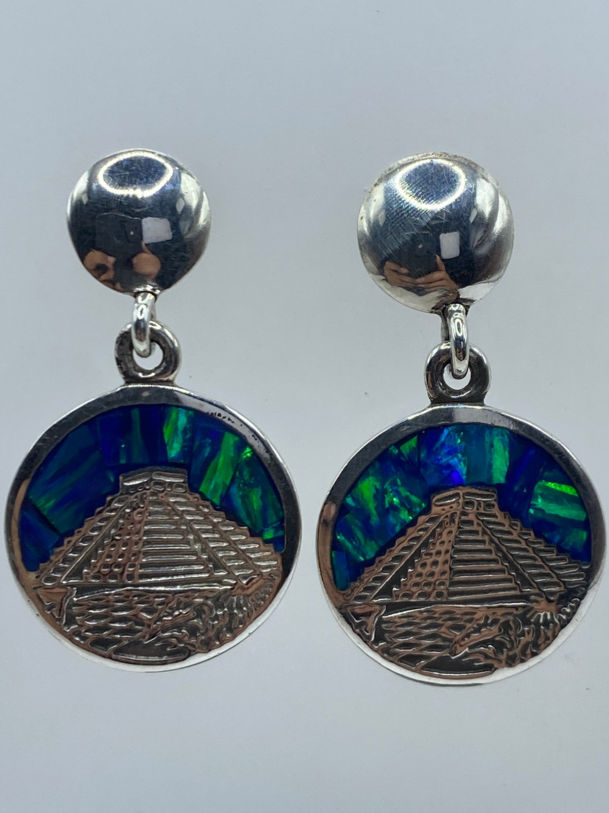 Par de aretes de plata con ópalo de fuego azul en forma de pirámide Chichén Itzá