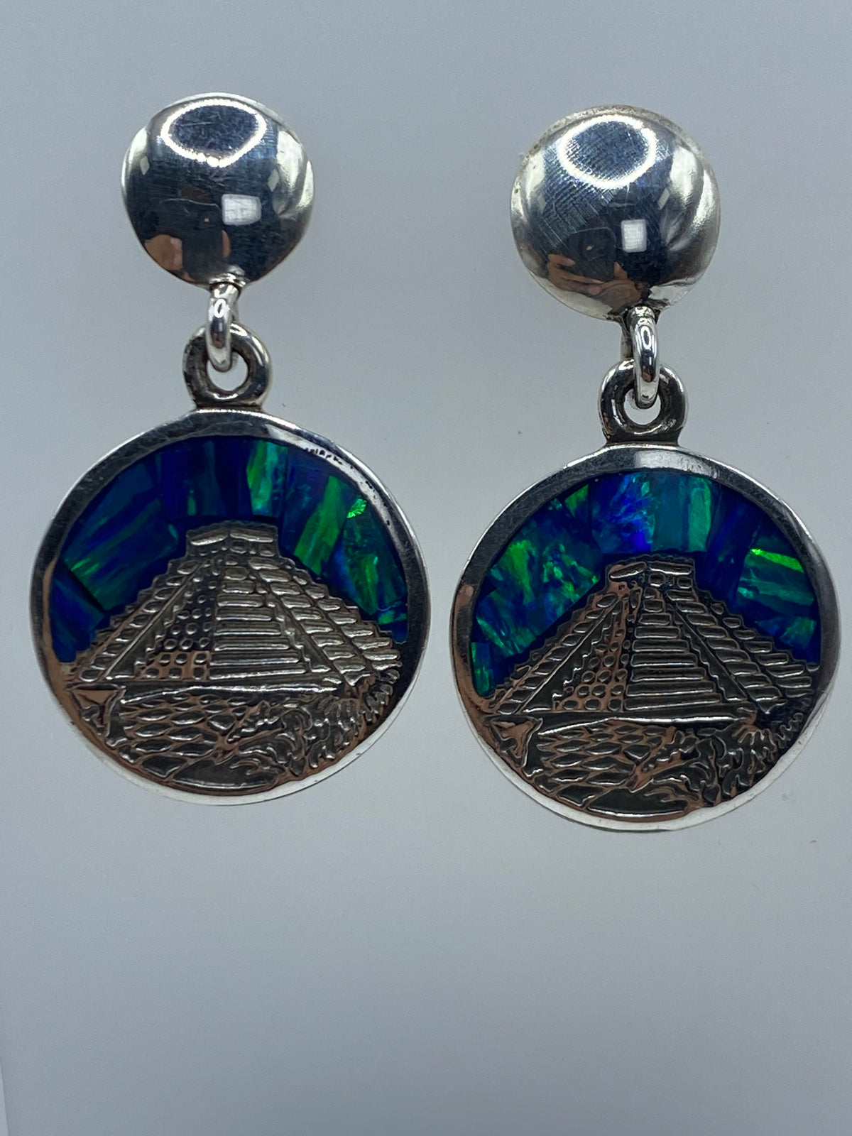 Aretes en la oreja mostrando el tamaño y brillo del ópalo