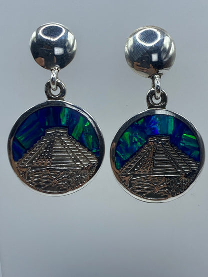 Aretes en la oreja mostrando el tamaño y brillo del ópalo