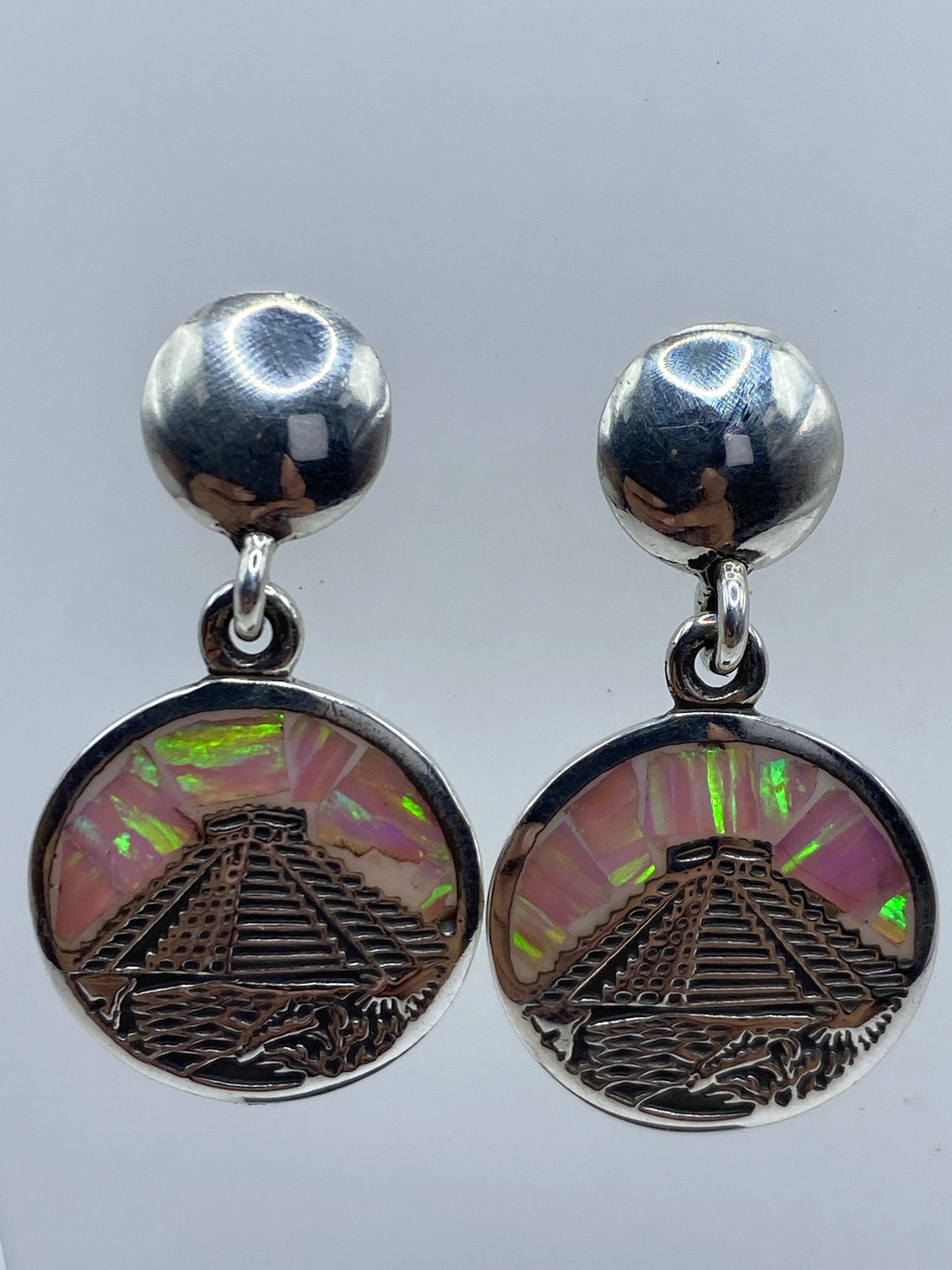 Aretes de plata 950 con pirámide de Chichén Itzá e ópalo de fuego rosa, par completo