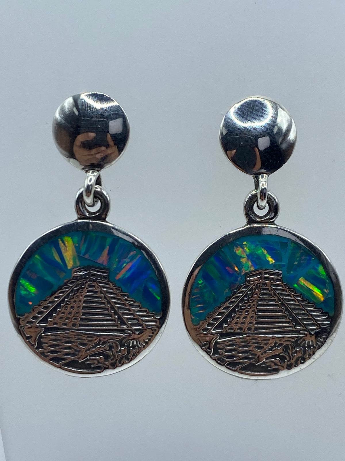 Par de aretes de plata con ópalo de fuego azul inspirados en la Pirámide de Chichén Itzá