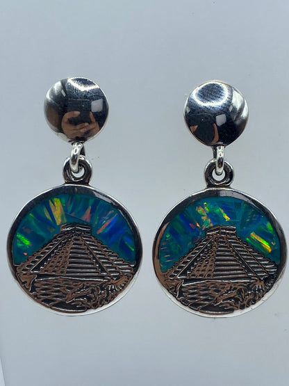 Par de aretes de plata con ópalo de fuego azul inspirados en la Pirámide de Chichén Itzá