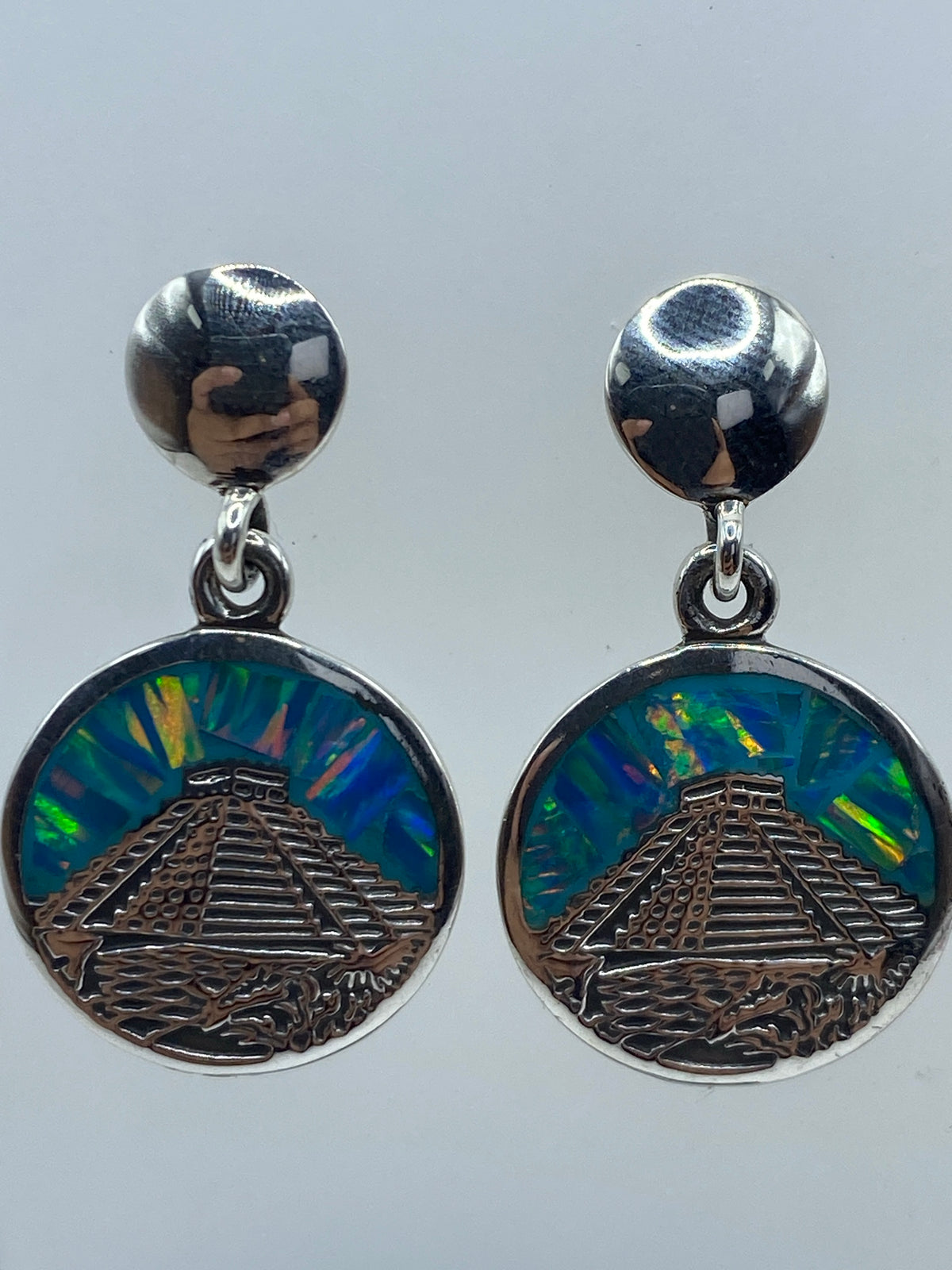Aretes de plata 950 con Quinto mostrando el diseño de la pirámide prehispánica