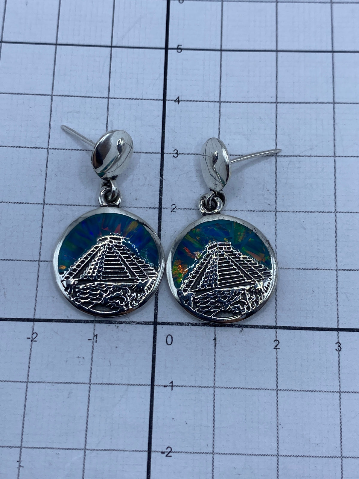 Aretes colgantes de plata en escala junto a regla métrica mostrando 3.2 cm de largo