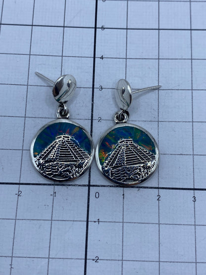 Aretes colgantes de plata en escala junto a regla métrica mostrando 3.2 cm de largo
