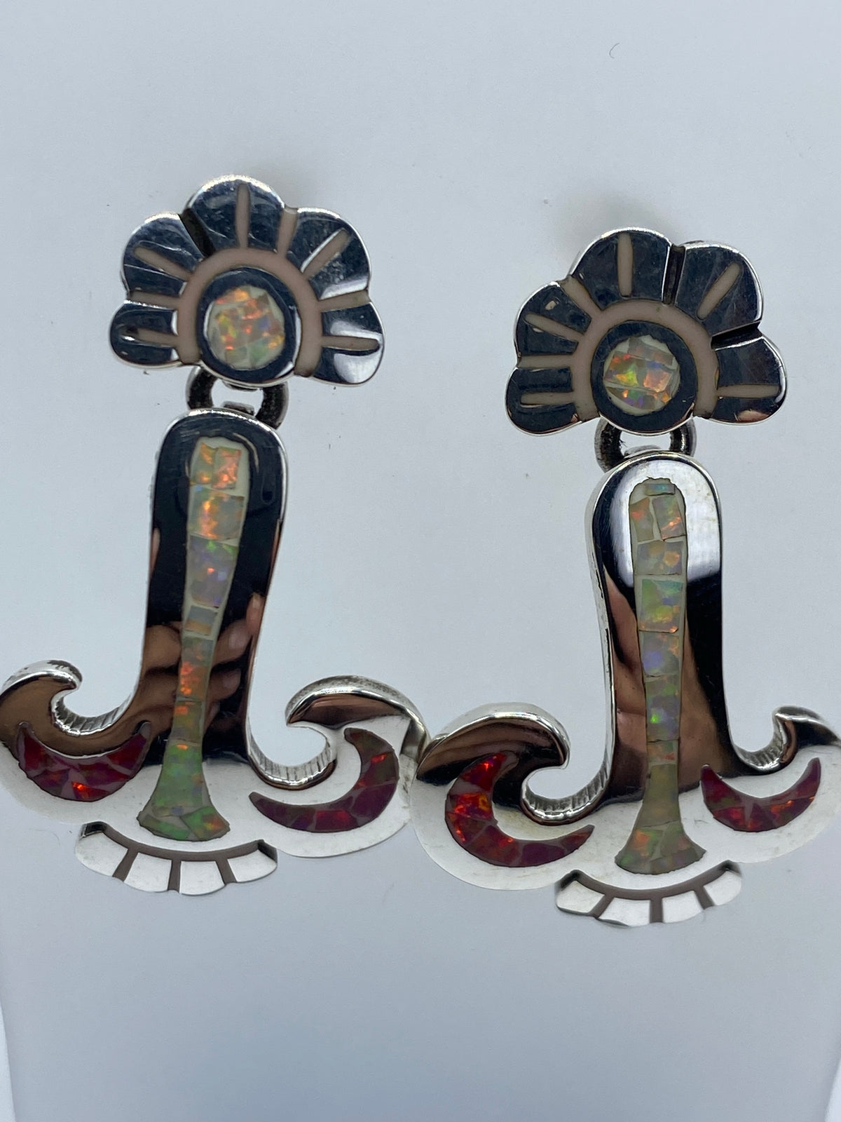 Detalle de la incrustación de ópalo de fuego en plata 925