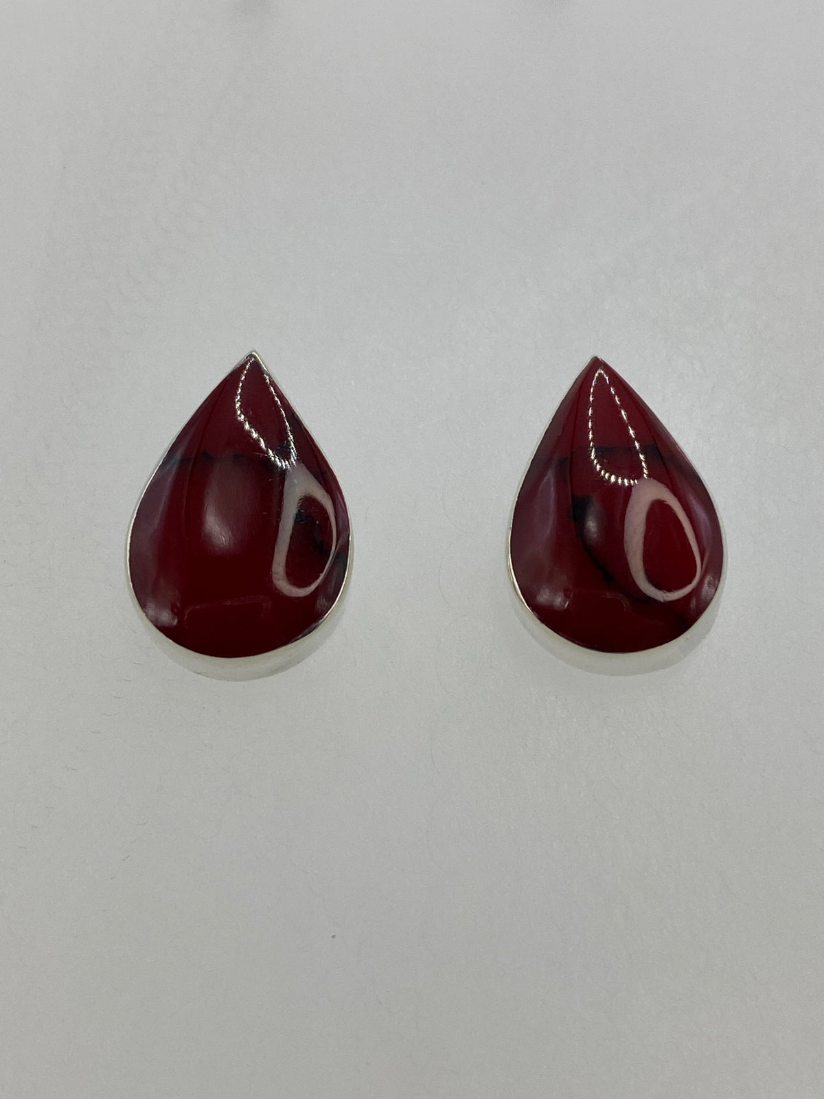 Aretes de coral rojo en plata 925, detalle del engaste a mano