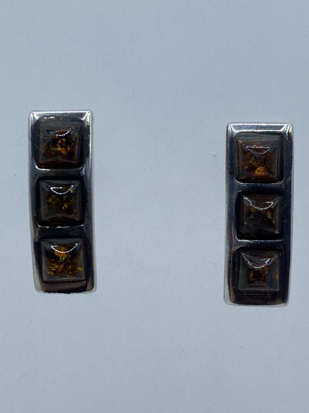 Aretes de plata con ámbar natural engastado, diseño minimalista, par completo
