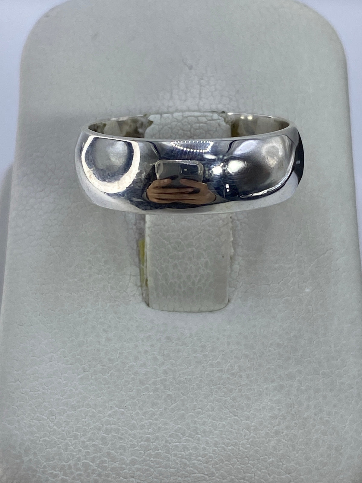 Anillo de plata 925 pulido espejo en talla 8, visto desde arriba en estuche blanco