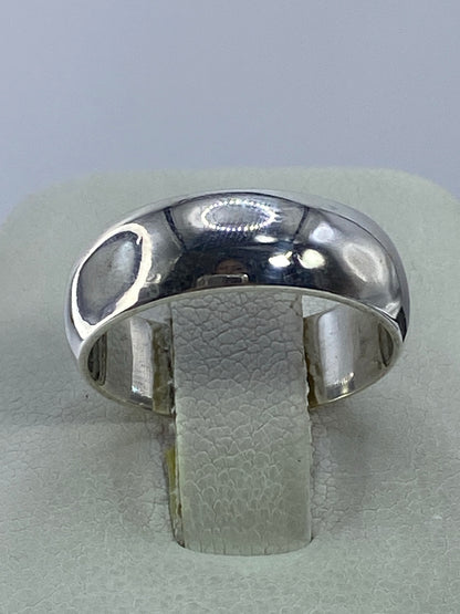 Anillo de plata clásico sobre fondo blanco mostrando el acabado brillante