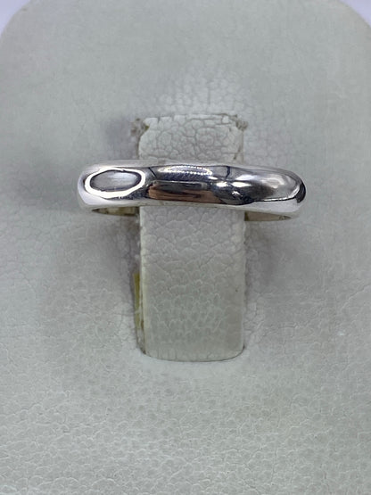 Anillo de plata 925 minimalista con banda lisa pulida, visto de frente