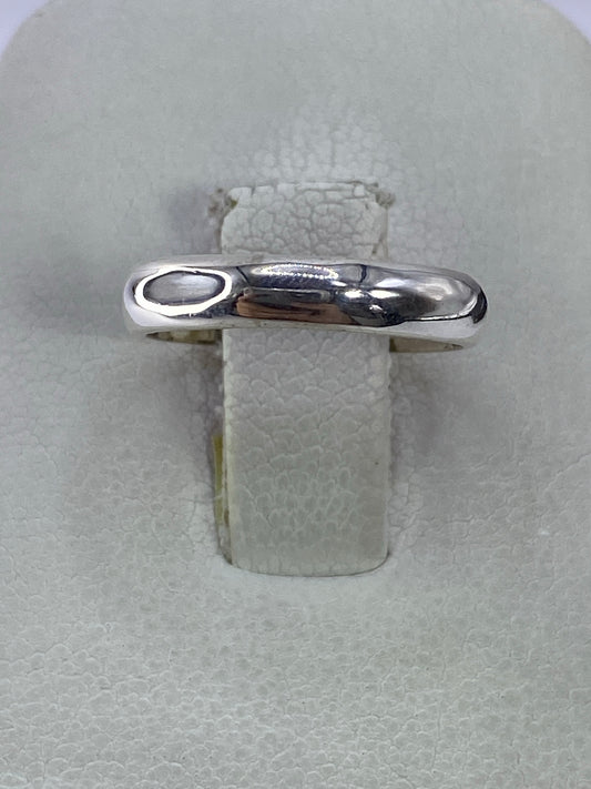 Anillo de plata 925 minimalista con banda lisa pulida, visto de frente