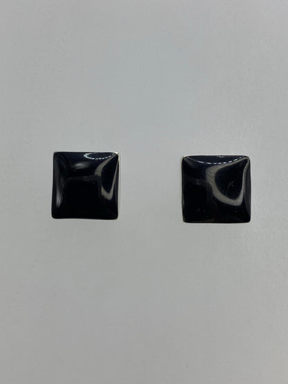 Aretes cuadrados de plata 950 con ónix negro engastado en la mano
