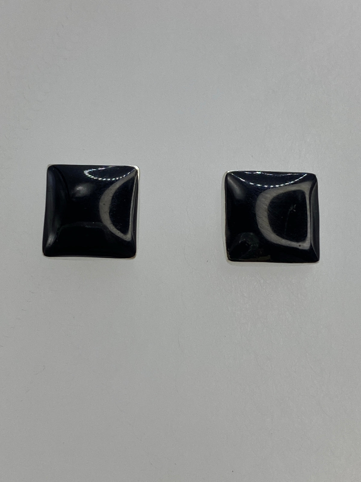 Par de aretes minimalistas de plata con piedra de ónix, vista frontal