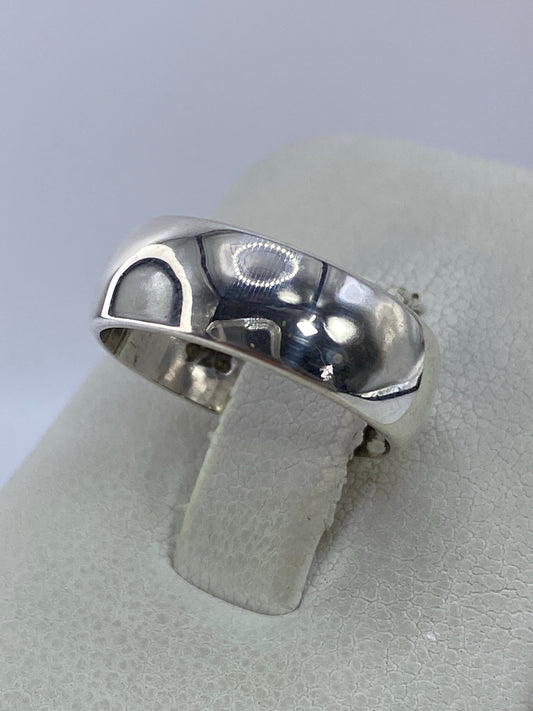 Anillo de plata en talla 5, detalle del pulido y del Quinto 925