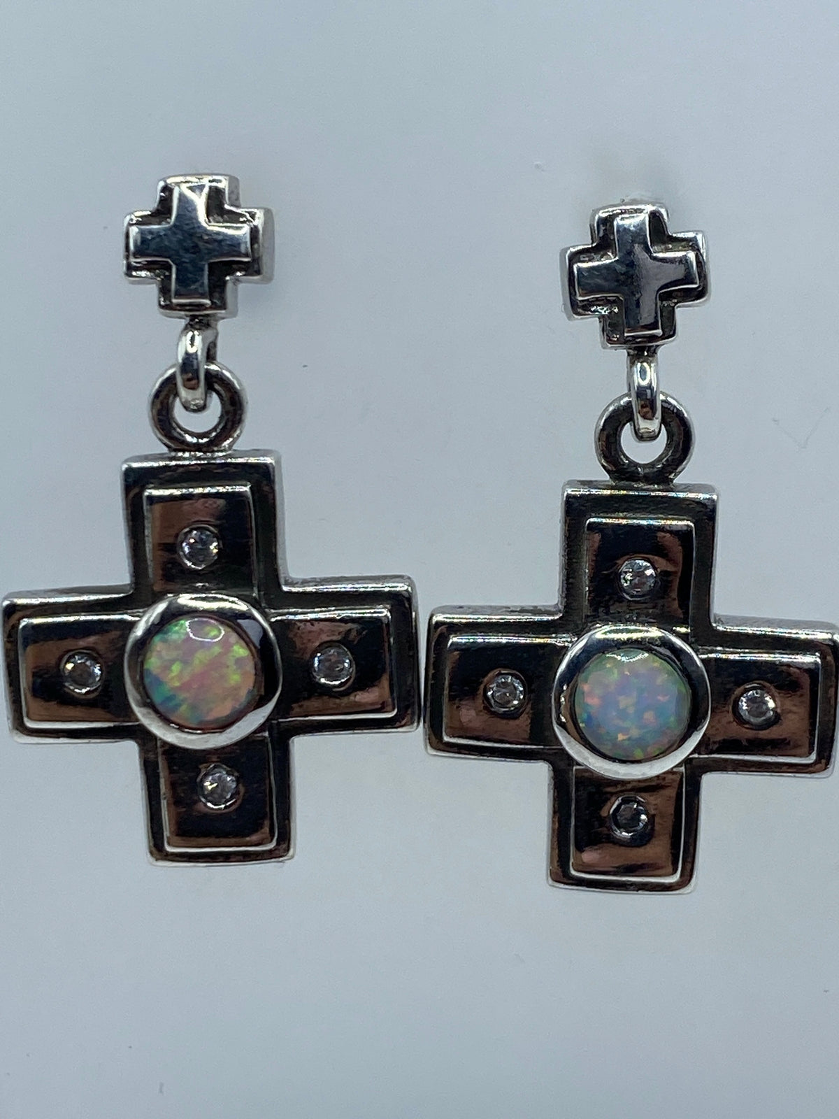 Detalle del engaste de piedra a mano en los aretes de Taxco