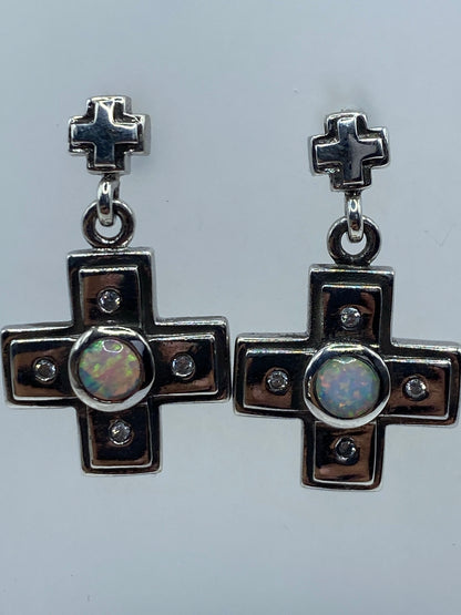 Detalle del engaste de piedra a mano en los aretes de Taxco