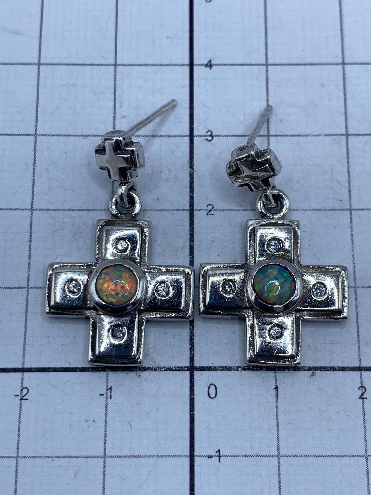 Aretes de cruz con plata 925 y sello Quinto visible en la parte trasera
