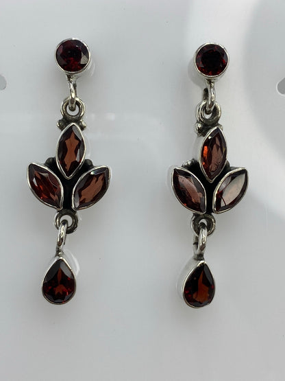 Par de aretes plata 925 con circonia facetada en diseño flor geométrica, 4 cm de largo