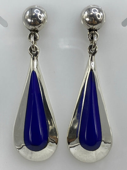 Aretes en la mano mostrando el largo de 6.1 cm y el tono azul profundo