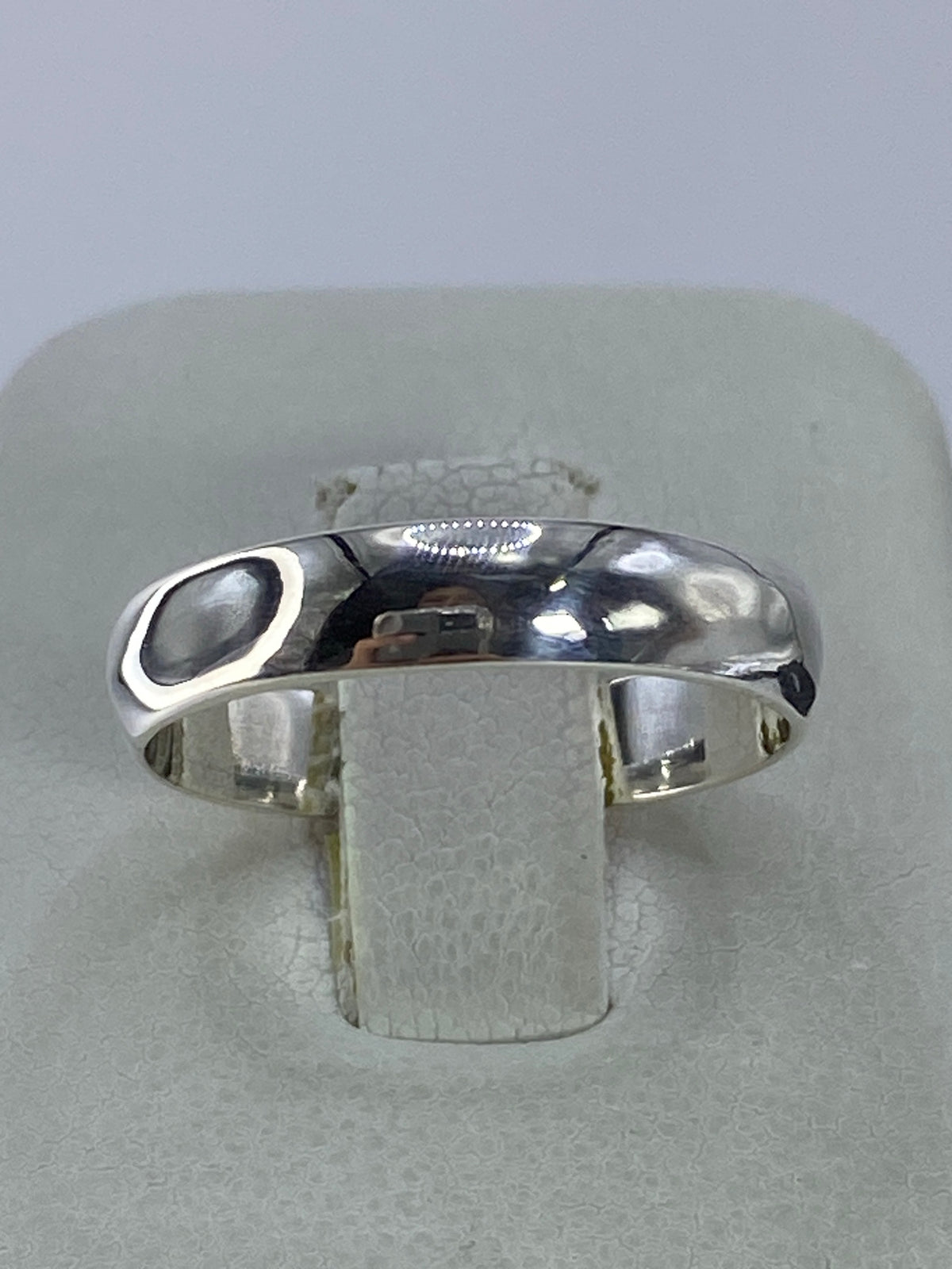 Anillo de plata 925 pulido minimalista en banda lisa sobre display