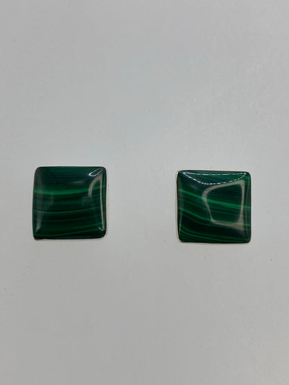 Par de aretes de plata 950 con malaquita verde cuadrada engastada, vista frontal