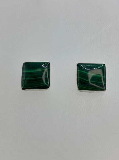 Aretes de plata con piedra malaquita verde, detalle del engaste y la veta de la piedra