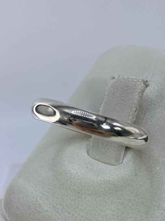 Detalle del acabado pulido espejo del anillo de plata 925
