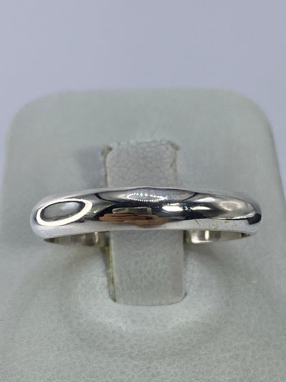 Anillo de plata en la mano mostrando el Quinto 925 grabado