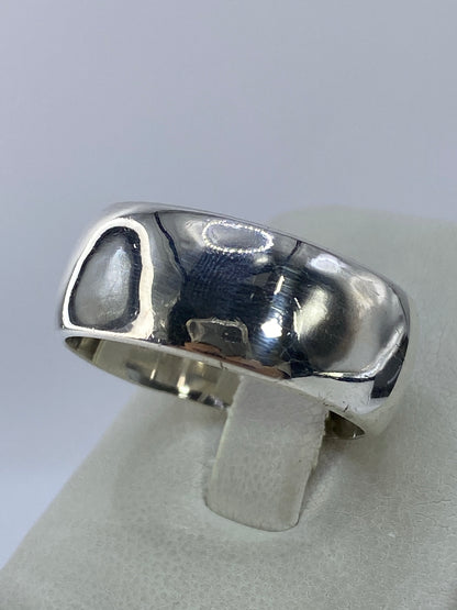 Anillo macizo en talla 13, perfil lateral mostrando el grosor y peso de la banda