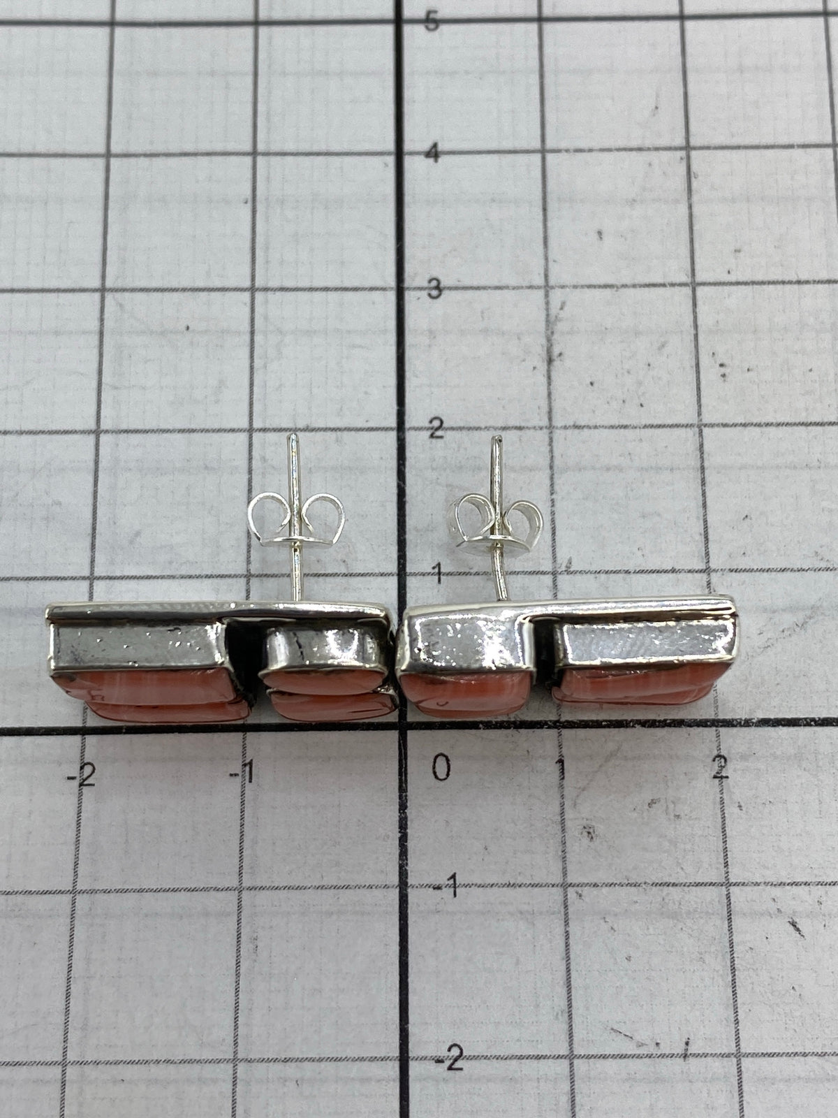 Reverso de los aretes mostrando el Quinto 925 en la plata