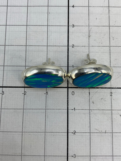 Aretes de ópalo de fuego sobre fondo blanco con marca 925