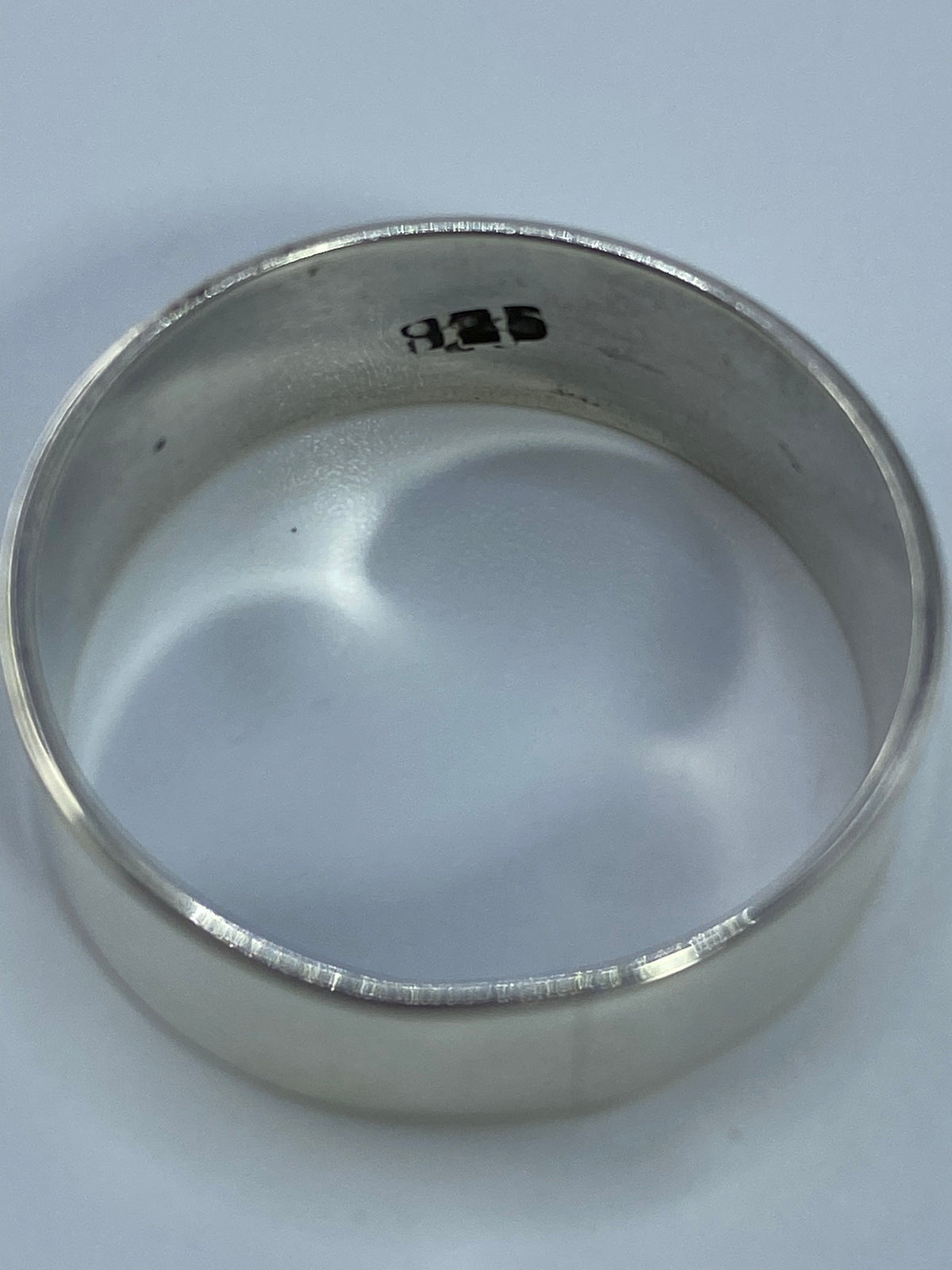 Anillo banda de plata 925 pulido visto desde adentro con marca Quinto 925