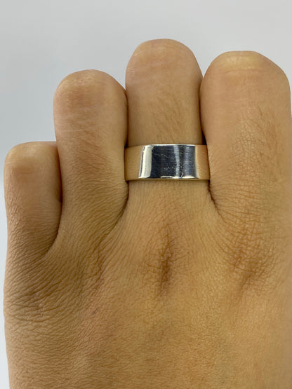 Anillo banda de plata auténtica sobre fondo blanco