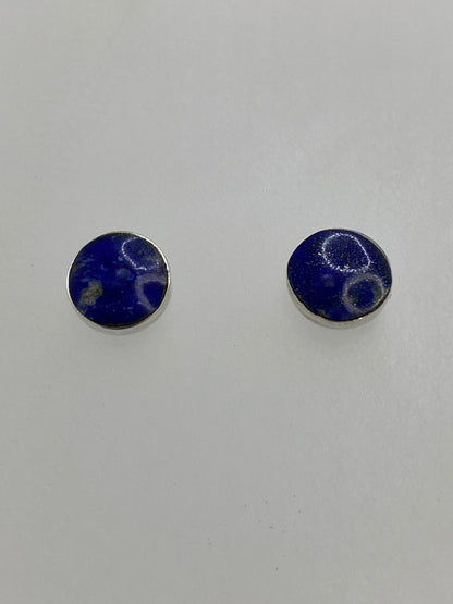 Detalle de los aretes mostrando el lapislázuli azul con vetas doradas de pirita