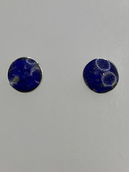 Aretes en la mano mostrando su tamaño discreto y delicado